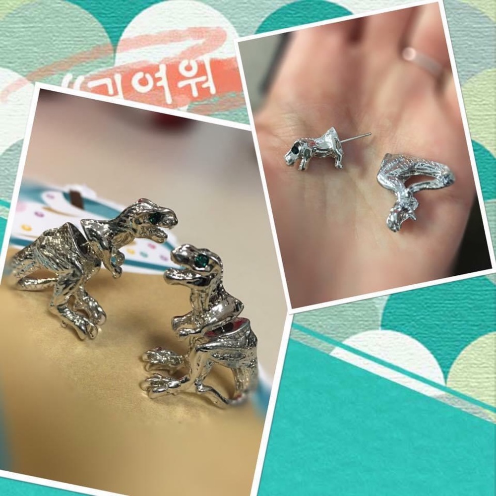 Dinosaur T-Rex earrings - gold